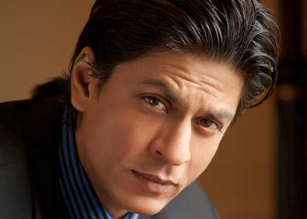 Shah Rukh Khan escapes with Rs 100 fine for smoking in public